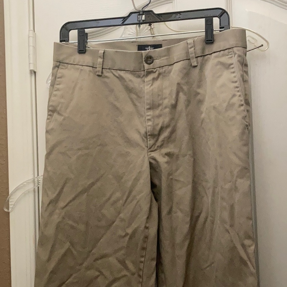 FINAL MARKDOWN Men’s dockers straight fit khakis 32 x 34